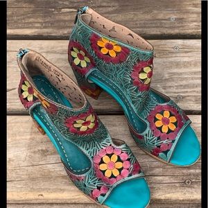 L’artiste SpringStep Laser Cut Sandals